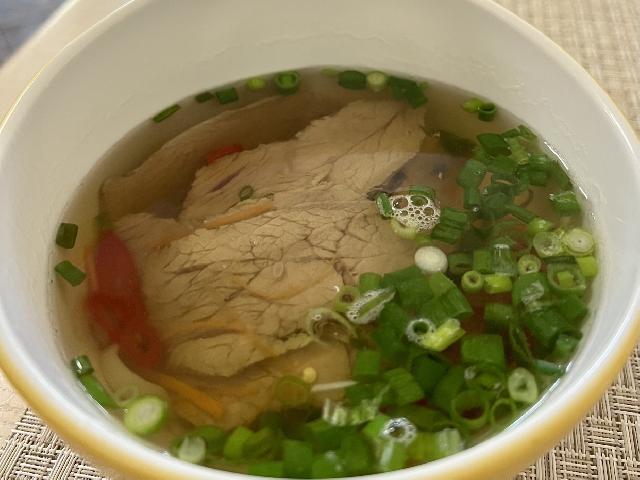 Пряний суп з телятиною та рисовою локшиною