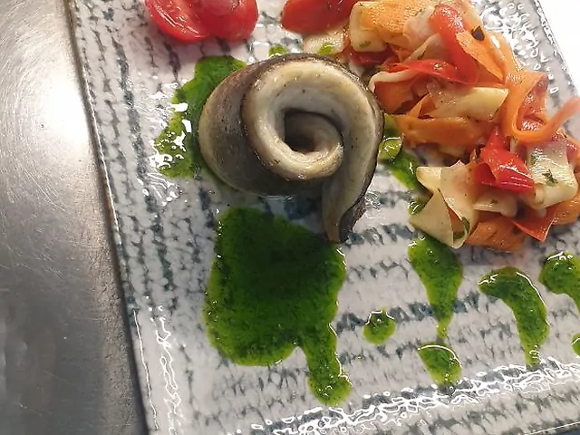 Сибас з маринованими овочами