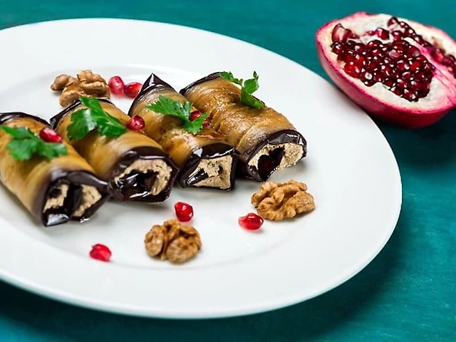 Рулетики із баклажанів з горіховим соусом.