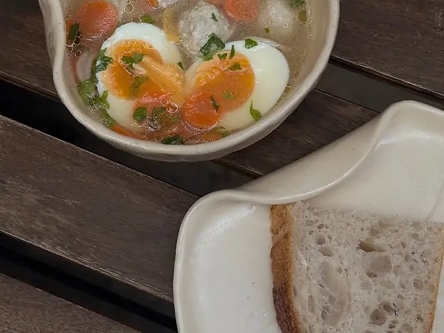 Курячий бульйон з фрикадельками