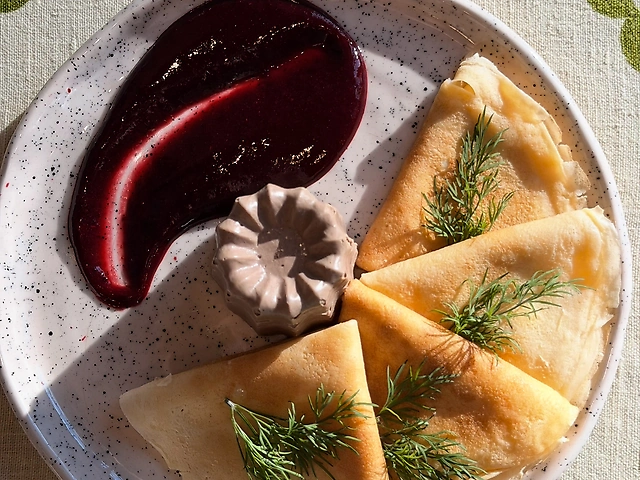 Млинці з паштетом та смородиновим соусом