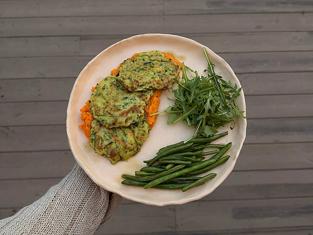 Деруни з цукіні на подушці з батату