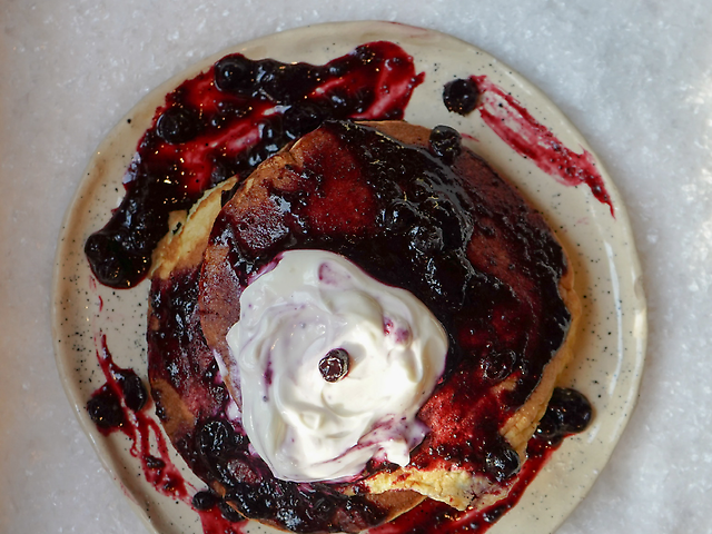 Панкейки зі смородиновим соусом