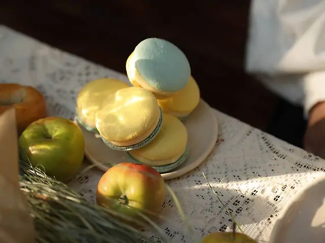 Вишневий макарон