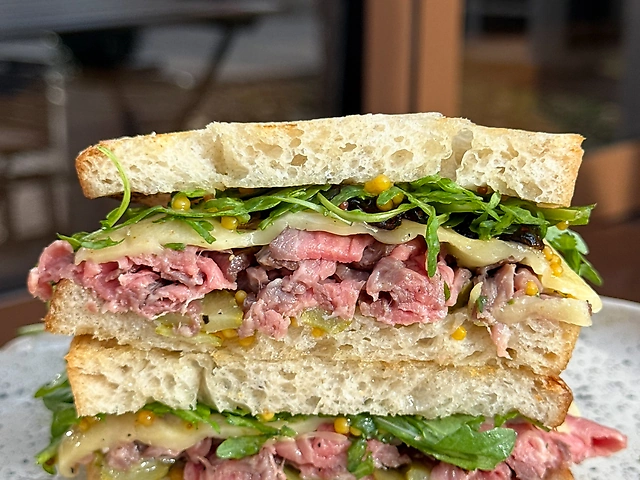 Сендвіч з ростбіфом з телячої вирізки