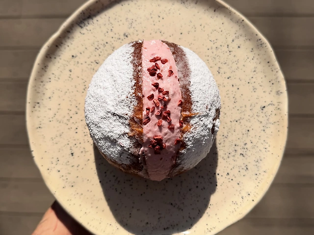 Пампух з малиновим джемом