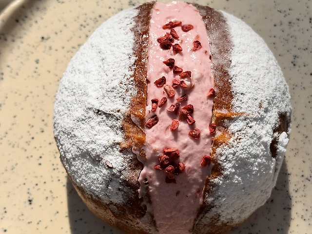 Пампух з малиною