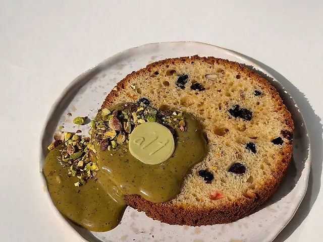 Слайс паски з фісташковим кремом