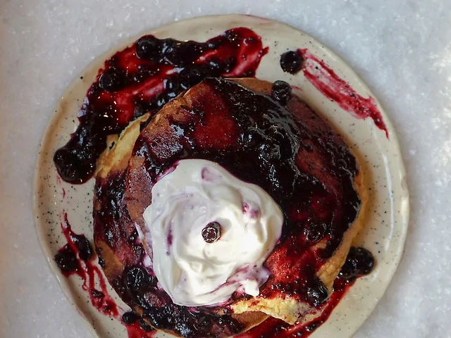 Панкейки зі смородиноіим соусом