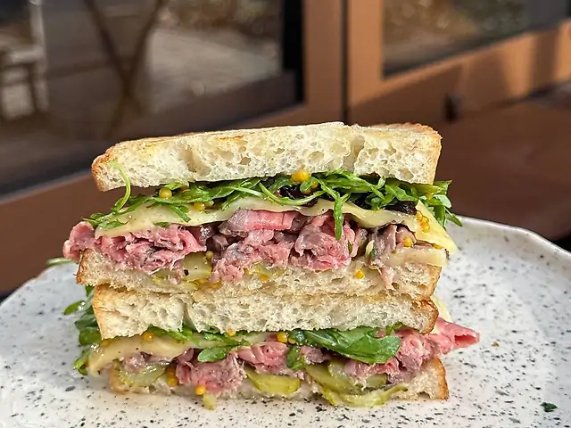 Сендвіч з ростбіфом з телячої вирізки