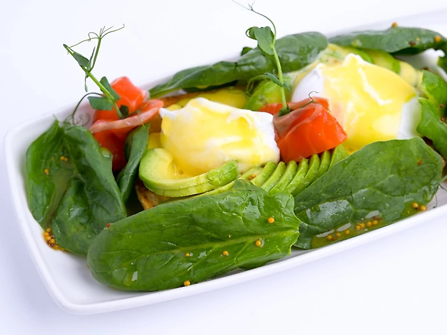 Сніданок з лососем і авокадо