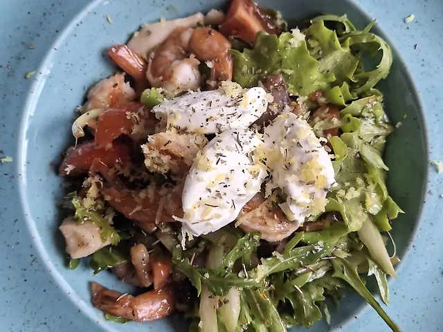 Салат з морепродуктами та пікантним соусом