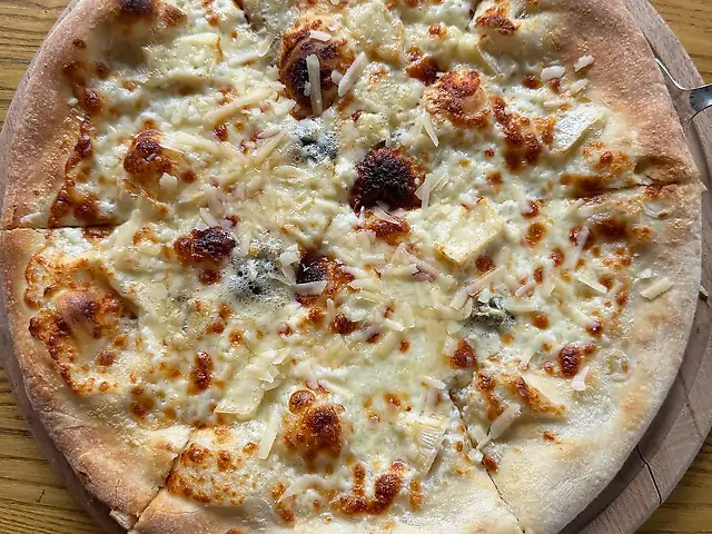 Піца 4 сири на білому соусі
