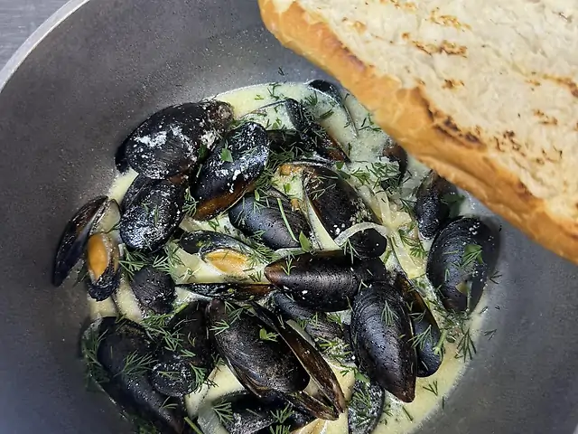 Чорноморські мідії у вершковому соусі