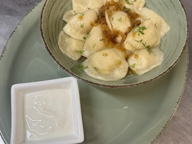 Вареники з картоплею, смаженою цибулею та шкварками