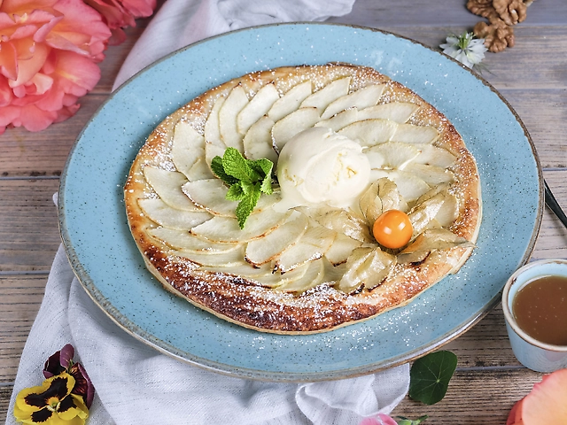 Тарт з грушею та карамельним соусом