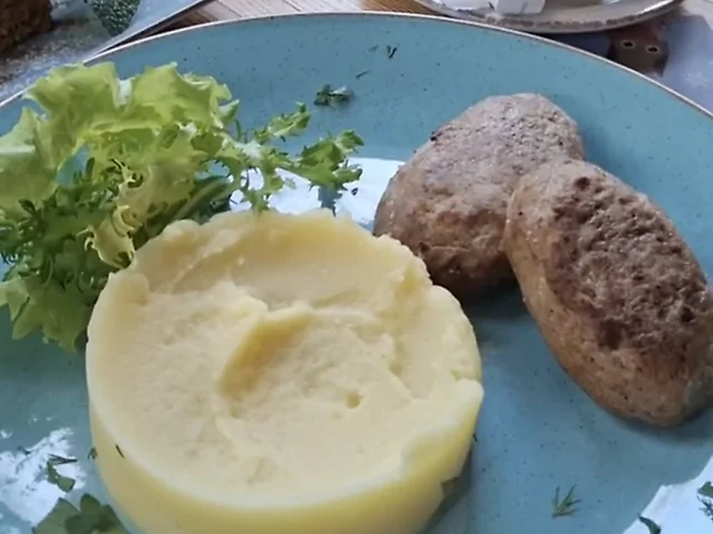 Рибні котлети з картопляним пюре та соусом тар-тар