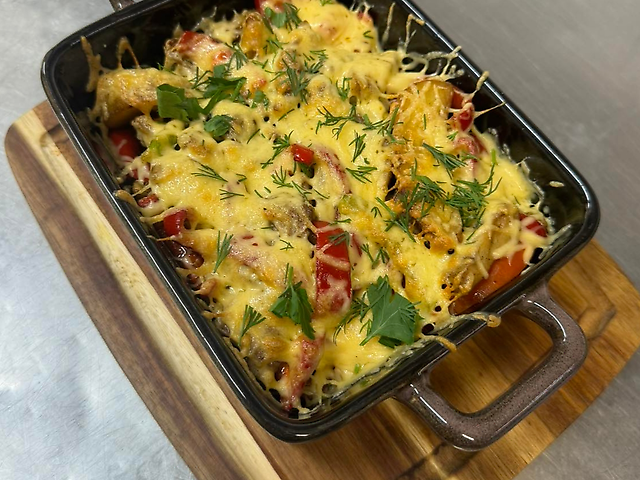 Пательня зі свининою та овочами