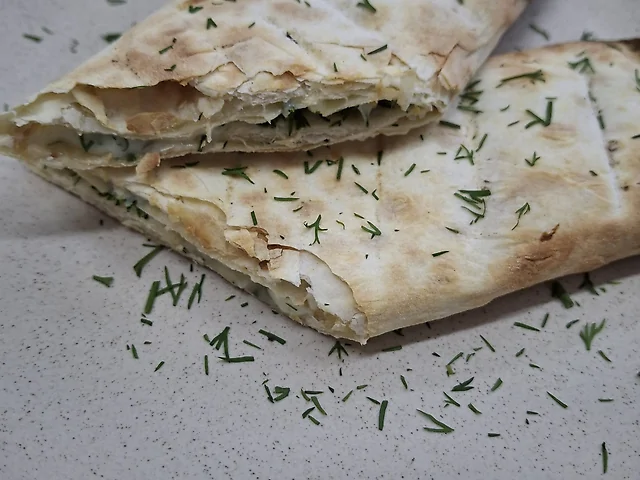 Лаваш із сулугуні та зеленню