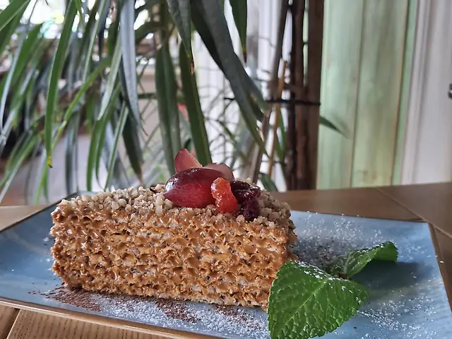 Вафельний торт зі згущеним молоком і горіхами