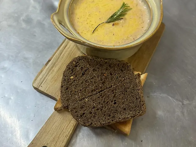 Соте з морепродуктів у вершковому соусі