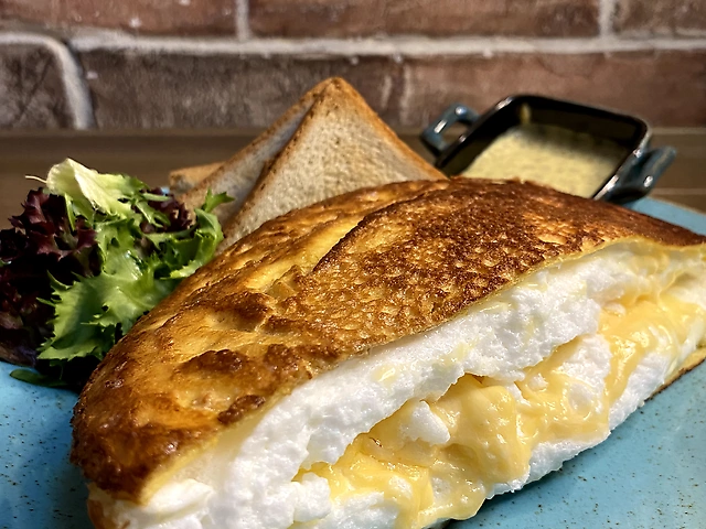 Омлет із зеленим салатом