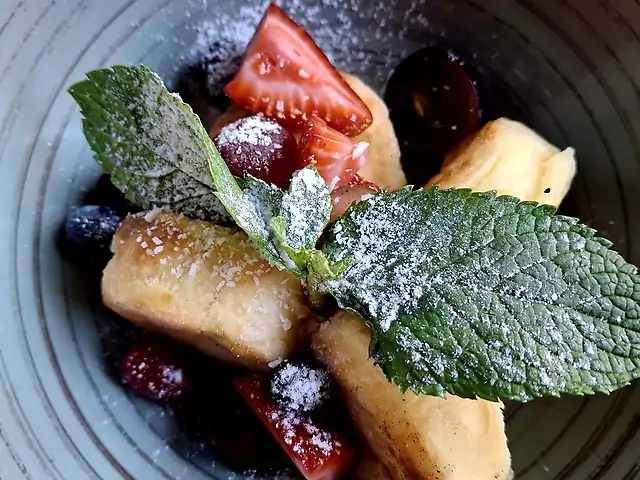 Сирники з родзинками та сметаною