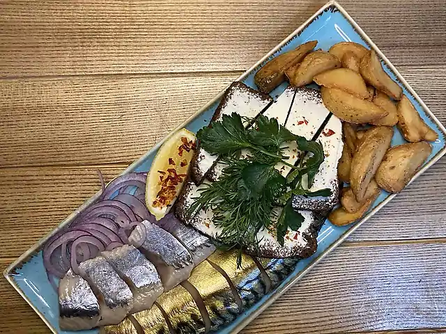 Рибна тарілка (оселедець, скумбрія, картопляні дольки, тости)