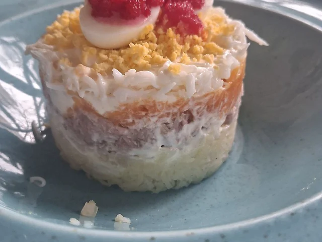 Салат мімоза з тунцем і ікрою тобіко