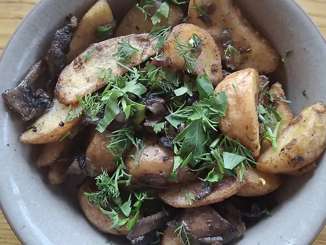 Картопляні дольки з грибами та луком