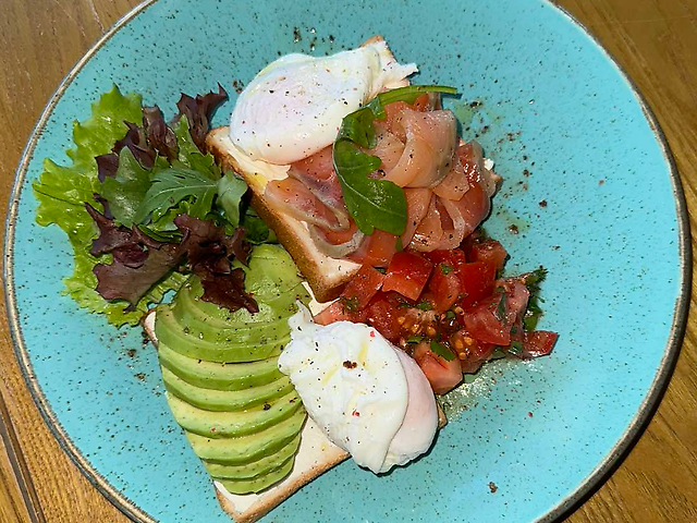 Тости з фореллю, авокадо та пашот