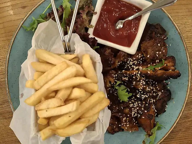 Ребра BBQ с картоплею фрі