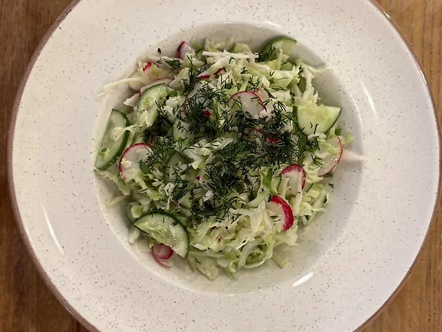 Салат весняний (капуста, огірок, редис, кріп, цибуля зелена, заправка на вибір)