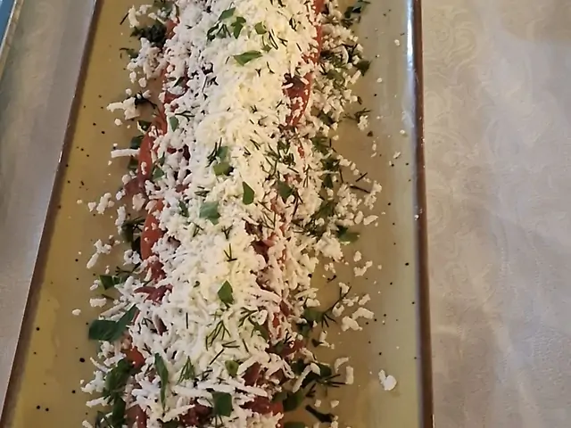 Помідори з бастурмою та бринзою