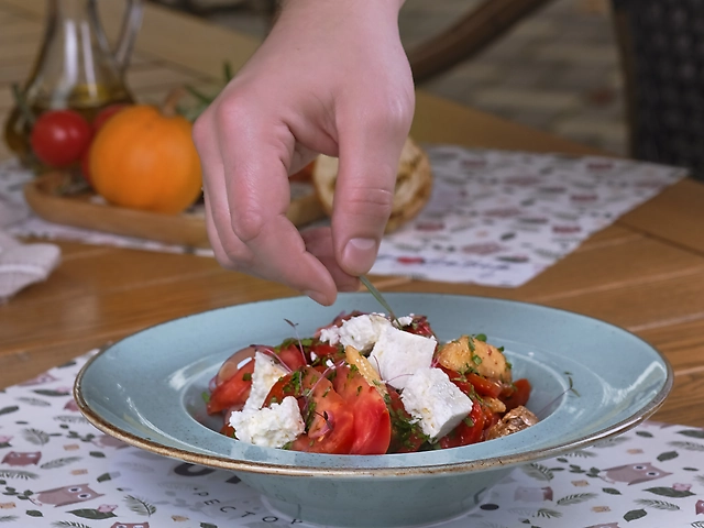 Салат з помідорів та брінзою (заправляємо домашнею олією)