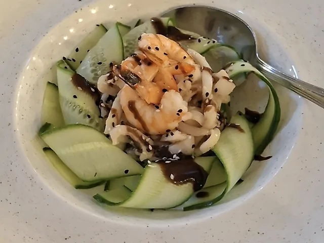 Салат з креветками, кальмарами та чукою з ореховим соусом