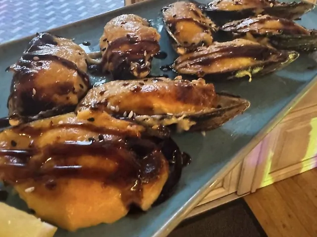 Мідії у мушлі запечені під сиром