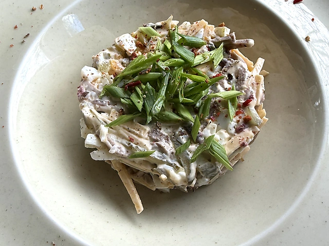 Салат з язиком і бастурмою