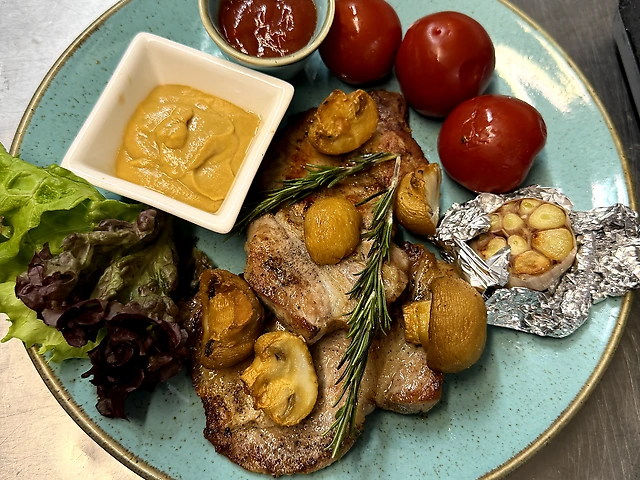 Ескалоп зі свинячого ошийка з печеним часником та грибами