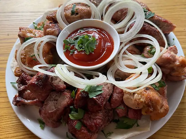 Сет м'ясний (свиняча шия, стегно куряче, люля кебаб, крила, лаваш, соус)