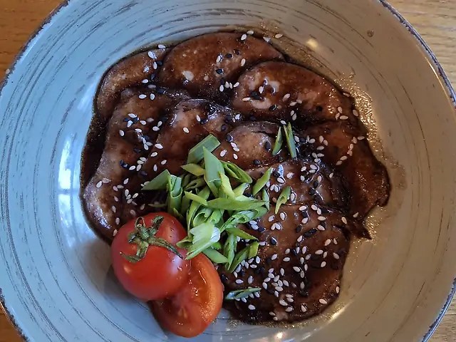 Яловичий язик в кунжутному соусі