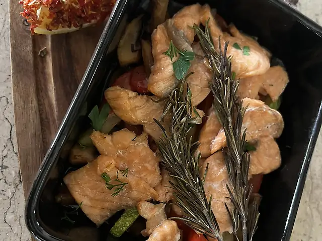 Запечений лосось з овочами