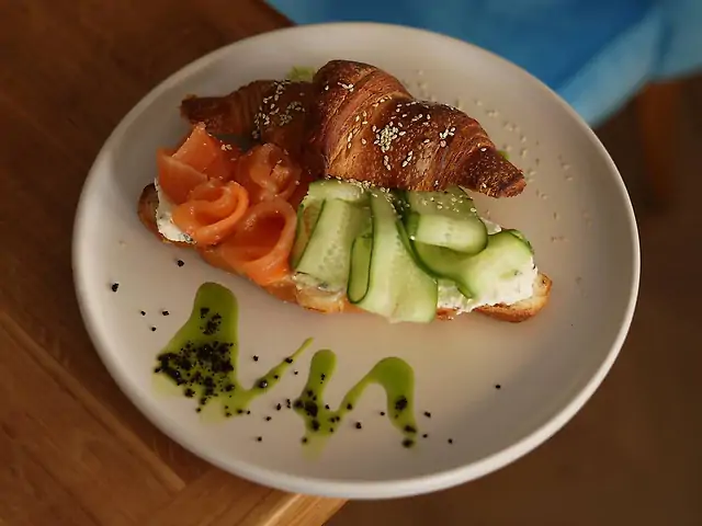 Круасан з лососем