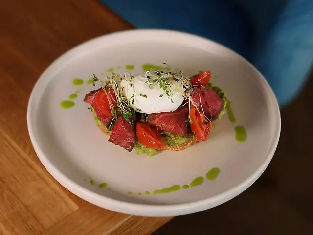 Авокадо-тост з ростбіфом