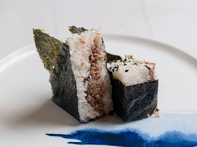 Онігірі з томленою яловичиною