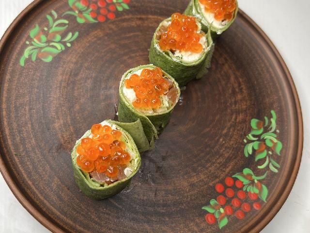 Шпинатний ролл з лососем і червоною ікрою