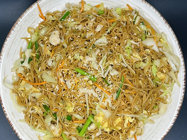 Смажена рисова локшина з куркою