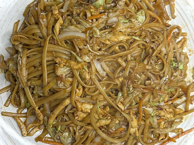 Смажена локшина з куркою