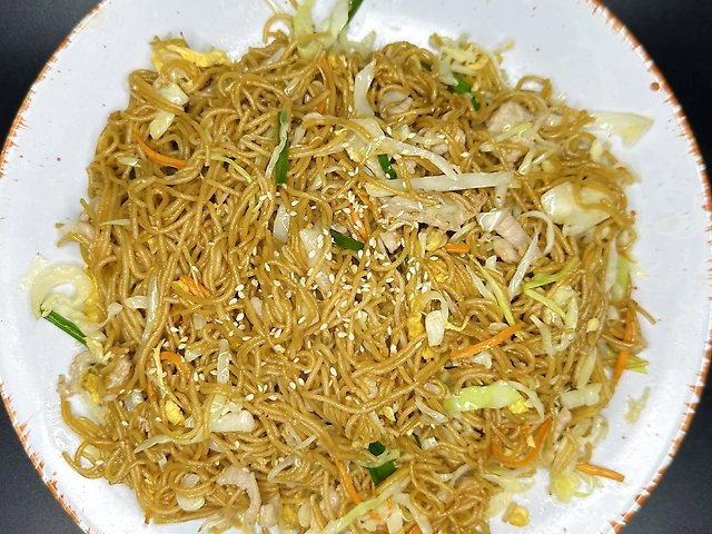 Смажена рисова локшина зі свининою