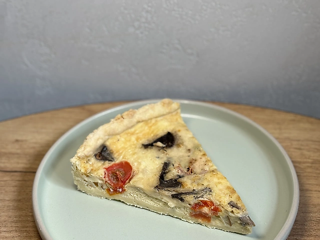 Кіш з куркою та грибами